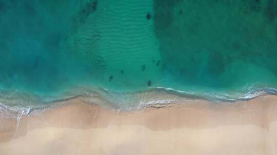 海浪拍打着海滩的白色沙滩