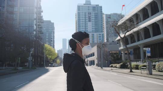 戴着口罩走在街上的女人