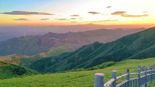 夏季高山草甸山顶日出与风力发电机组