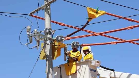 电力工人高塔检修设备 维护设备 电网建设
