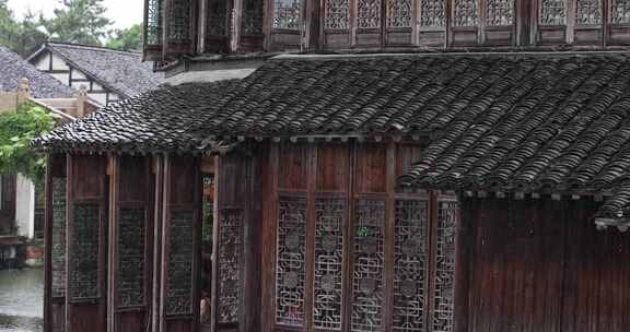 （慢镜）中国千年古镇乌镇下雨天屋檐滴水