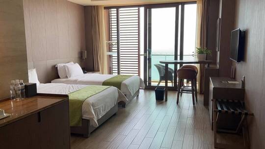 青岛红树林海景酒店客房，海景双人床