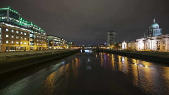 都柏林市海关历史建筑的时间流逝，夜间在利菲河上的倒影