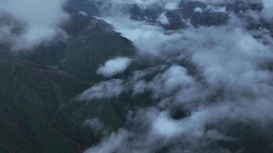 航拍四川甘孜稻城亚丁云雾缭绕的山脉景观