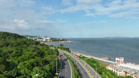 汽车行驶在海边公路航拍厦门海岸线沿途风景