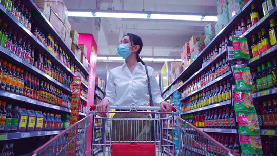 戴口罩的青年女人在超市购物视频素材模板下载