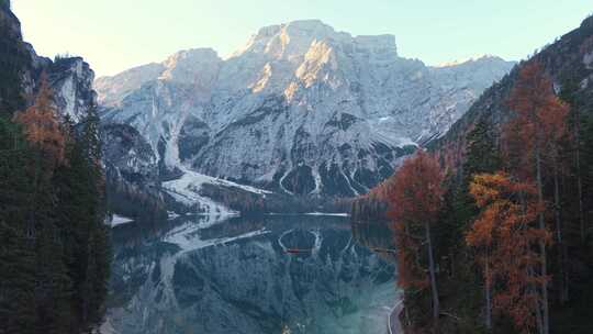 多洛米蒂山区布莱耶斯湖航拍