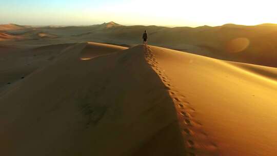 人在沙漠中走航拍视频素材模板下载