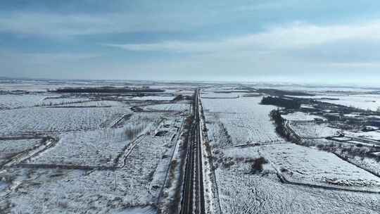 黑龙江五大连池雪中的火车站和轨道的航拍