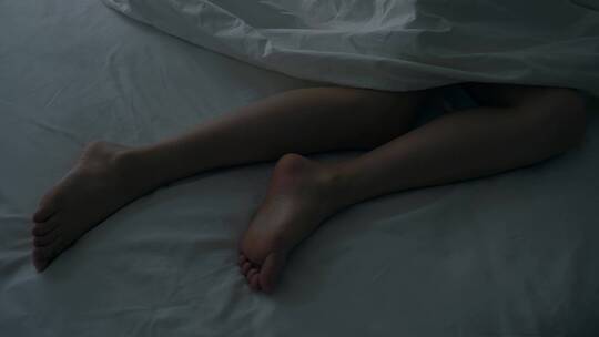 美女睡在床上，腿部特写细节4k视频素材视频素材模板下载