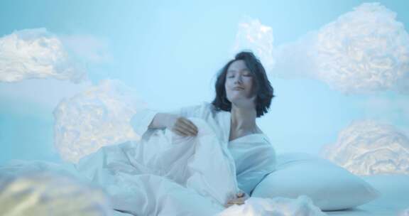 女人起床置身在蓝天白云中（家纺等素材可用