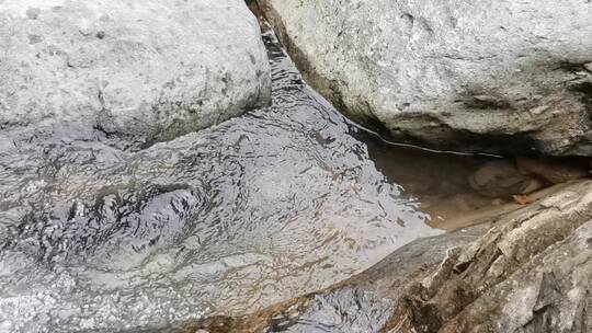 山涧清泉任性流 远无积虑近无忧