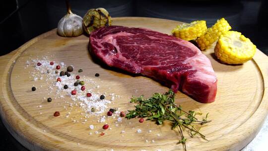 切菜板上的一大块牛肉排