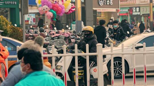 繁华城市中外卖骑手送外卖底层奋斗者忙碌视频素材模板下载