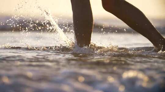 女孩在海浪中行走踢起水花