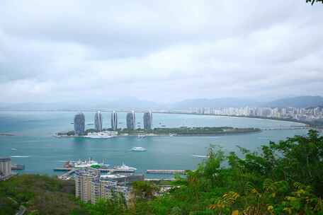 海南三亚城市风光游艇海湾海港