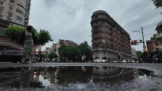 上海街道雨天行人与建筑景观