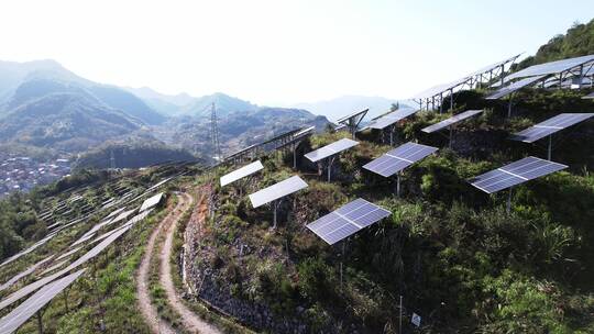 航拍山上光伏太阳能电池板