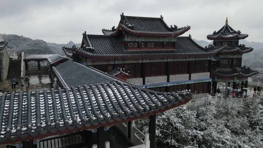 贵阳冬季下雪城市东山山体公园东山寺航拍