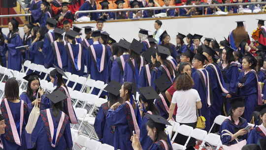 许多大学毕业生研究生穿学位服参加毕业典礼