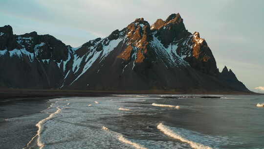 冰岛维斯特拉霍恩山和斯托克尼斯海滩的日落视频素材模板下载