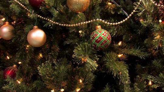 圣诞树上装饰着彩球彩带和装饰物。