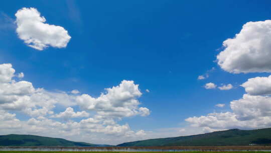 蓝天白云和草地的延时风光