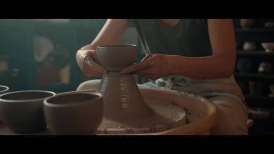 在陶艺室里做陶瓷碗的陶艺师