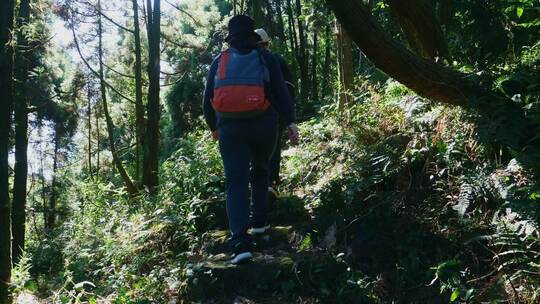 背包客夫妻徙步旅行