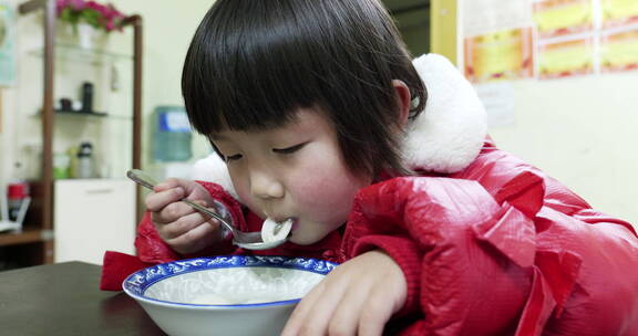 小孩在吃新年春节吃元宵汤圆