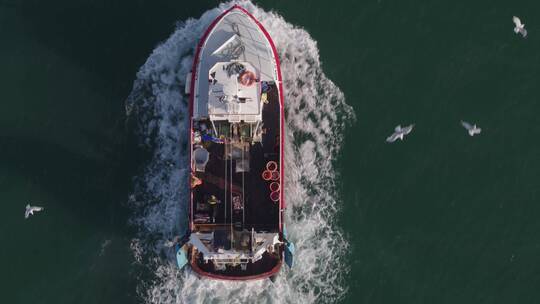 航拍拖网渔船出海捕鱼视频素材模板下载