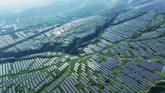 航拍山上光伏基地太阳能发电站