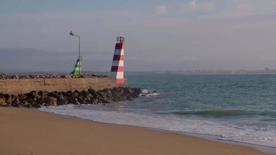 葡萄牙拉各斯港海滩上斯洛运动中的波浪和信