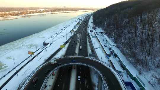 冬季立交桥路上飘雪的鸟瞰图