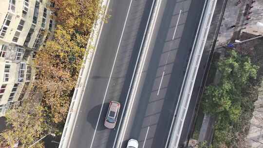 俯瞰城市道路与车辆