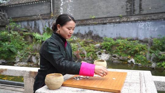 中式四合院女人自己下棋