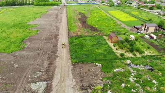 平地机的工作。道路平整。道路建设。