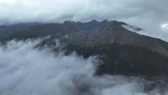 四川甘孜清晨被雾笼罩的稻城亚丁高山风景