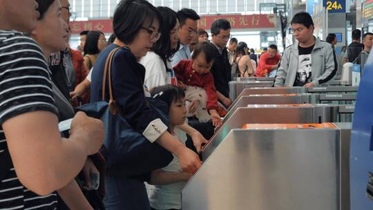 乘客们正在火车站登机门检票进站