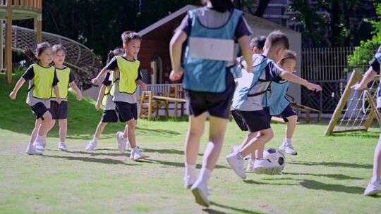 幼儿园一群小孩子围在一起踢足球