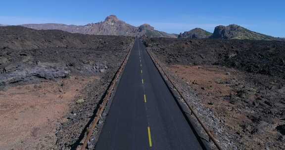 无人机拍摄沙漠公路