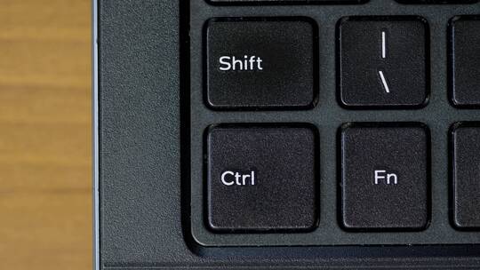 手指按压Ctrl键盘按钮俯视图