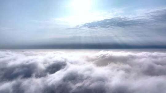 航拍穿云平流雾丁达尔效应日光流动云层云海视频素材模板下载