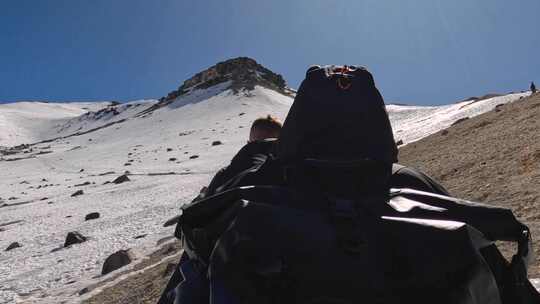 登山队攀登雪山视频素材模板下载