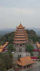 竖版航拍四川遂宁灵泉寺风景区