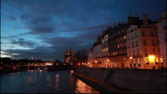 夜晚的法国巴黎塞纳河