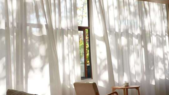 秋天窗帘窗纱 白色窗帘 房间落地窗