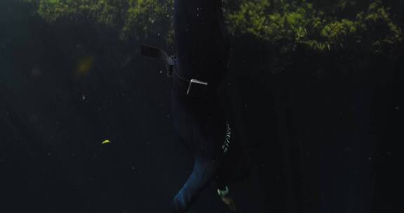 潜水员潜入深海探险