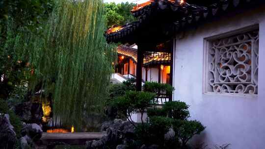 南京瞻园传统园林中式庭院的夜景风光