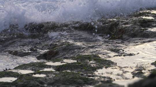 海浪撞击岩石